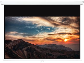 Paysage montagneux au coucher du soleil avec ciel nuageux coloré et chaîne de montagnes rocheuses à l'horizon