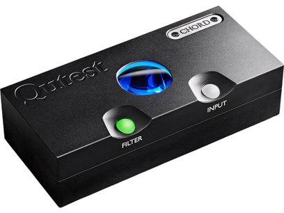 Convertisseur audio DAC Qutest Chord Electronics, vue en perspective, boîtier rectangulaire noir, bouton vert "FILTER", bouton blanc "INPUT", hublot bleu, logo "CHORD"