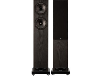 Enceinte colonne Fyne Audio F501E, vue de face, deux haut-parleurs visibles à gauche, grille noire à droite, socle noir