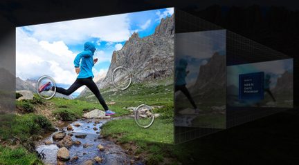 Vue latérale d'une personne en tenue sportive bleue courant au-dessus d'un ruisseau, montagnes rocheuses et ciel partiellement nuageux