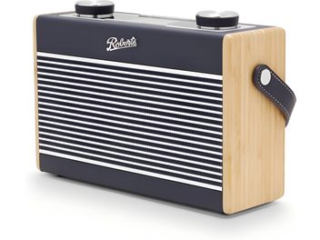 Radio de table Roberts Rambler Max bleu marine, façade nervurée horizontalement blanc et bleu, côtés en bois clair, deux boutons rotatifs métalliques sur le dessus, sangle latérale en cuir bleu marine à rivet argenté, vue de trois-quarts avant droite