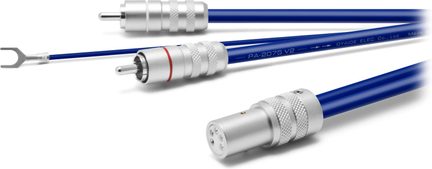 Tre cavi coassiali blu e argentati con connettori metallici, uno dei quali riporta la scritta "PA 2075 V2"