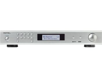 Tuner Rotel T11 argent, façade avant, vue de face, boutons, écran LCD affichant "96 1 SRS Wildest", prise casque, port USB