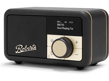 Radio namizni Roberts Revival Petite 2 kompaktna, pogled z treh četrtin spredaj, ohišje iz črnega zrnatega umetnega usnja z zlatimi obrobami, sprednja stran z črno kovinsko rešetko zlogovnika in logotipom Roberts, majhen črni digitalni zaslon in zlatimi kontrolnimi tipkami z velikim osrednjim vrtljivim gumbom.