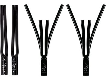 Quatre fourches noires en plastique pour câbles audio, deux modèles différents, sur fond blanc