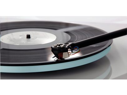 Gramofon Rega Planar 2 z czarnym ramieniem, przezroczystym talerzem, czarną płytą winylową, widok z boku