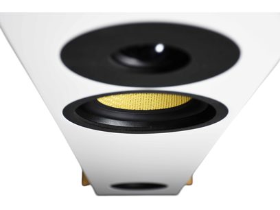 Enceinte colonne Davis Acoustics Courbet n°4 blanc mat, vue en plongée, haut-parleurs circulaires noirs, membrane jaune tressée