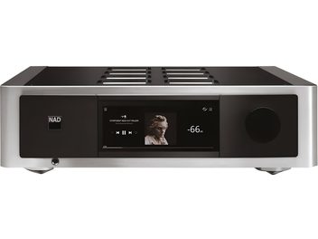 Vedere frontală a amplificatorului hi-fi integrat stereo NAD M33v2 din aluminiu periat argintiu, cu faţă neagră, ecran tactil central care afişează redarea şi buton mare de volum circular pe partea dreaptă.