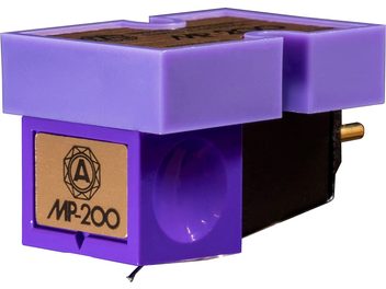 Cellule pour platine vinyle hi-fi Nagaoka MP-200 violette en plastique avec insert supérieur effet bois, plaquette frontale dorée logotypée, stylus apparent et connecteur arrière métallique, vue de trois-quarts avant