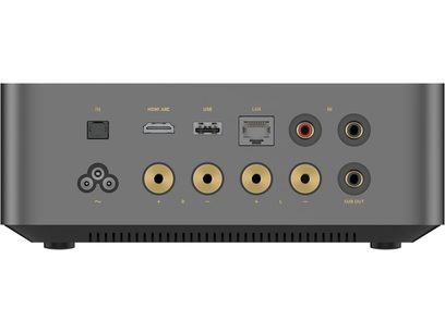 Vue arrière en gros plan du WiiM Amp Ultra, ampli hi-fi intégré stéréo en aluminium gris anthracite, avec prise d’alimentation, entrée optique, port HDMI ARC, port USB, port LAN, double entrée audio RCA et mini-jack, quatre bornes banane dorées pour enceintes et sortie sub-out