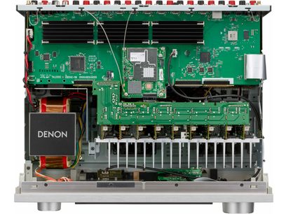 Ampli home-cinéma Denon AVC-X4800H noir, vue intérieure de face, circuits imprimés verts, composants électroniques, prises rouges